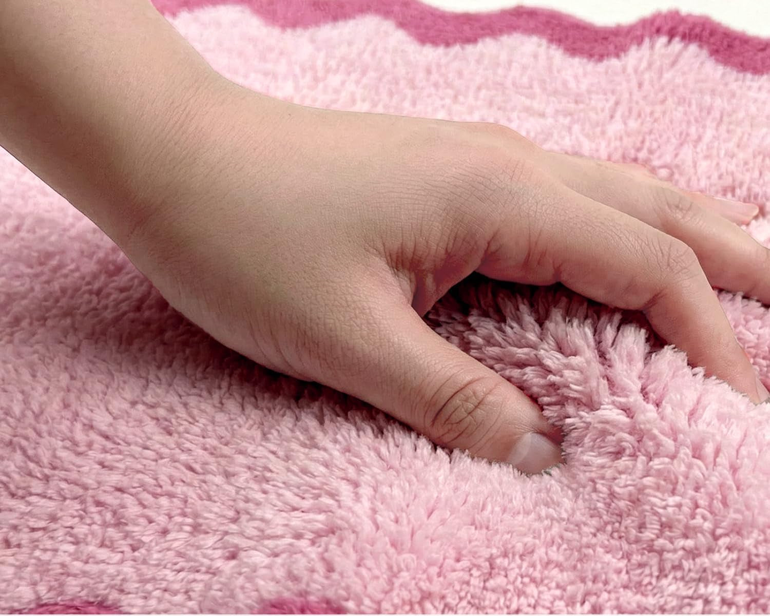 Cute Magenta‌ Pink Scalloped Bathroom Mat, Fun Plush Luxury Microfiber Bath Rug Aesthetic Washable Bath Mat Non-Slip for Bathroom, Tub, Floor Carpet, Sink, Shower, Extra Soft, Absorbent, 32x20